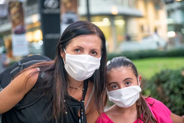 Madre e figlia indossano maschere in una città ad alto livello di inquinamento — Foto Stock