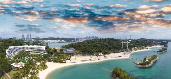 Vista aerea panoramica sulla spiaggia di Siloso e sull'isola Sentosa al sole — Foto Stock