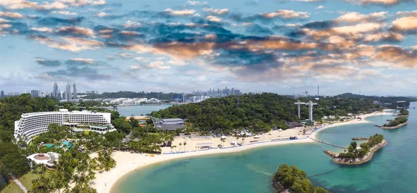 Panoramatický letecký výhled na pláž Siloso a ostrov Sentosa při západu slunce — Stock fotografie