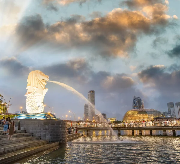 Merlion Singapore es el símbolo de la ciudad, situado en la zona de Marina Bay. —  Fotos de Stock