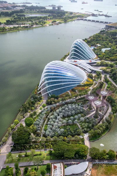 Vista aérea de Cloud Forest & Flower Dome en los jardines de la bahía., — Foto de Stock