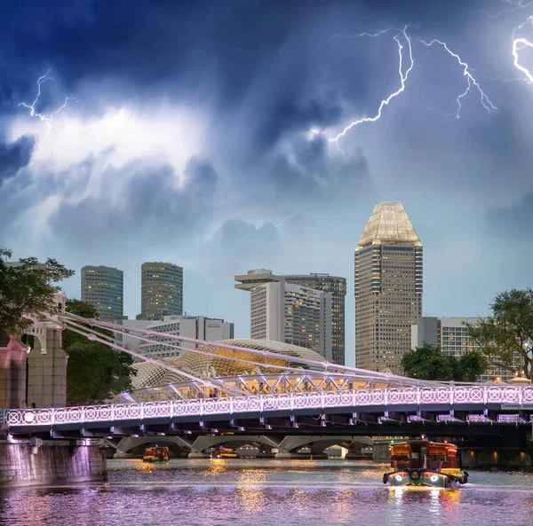 シンガポールのスカイライン、雷と都市の高層ビルの上に私の夜 — ストック写真