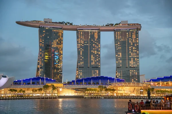SINGAPUR - 3 de junio de 2020: Marina Bay Sands de noche con remolacha. — Foto de Stock