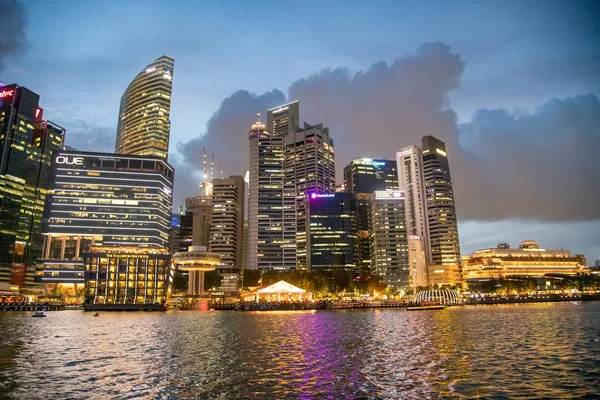 SINGAPORE - JANUARY 4, 2020: Night skyline and city buildings of — Stock Photo, Image