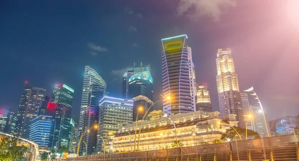Singapore nachtelijke skyline. Gebouwen langs Marina Bay gebied — Stockfoto
