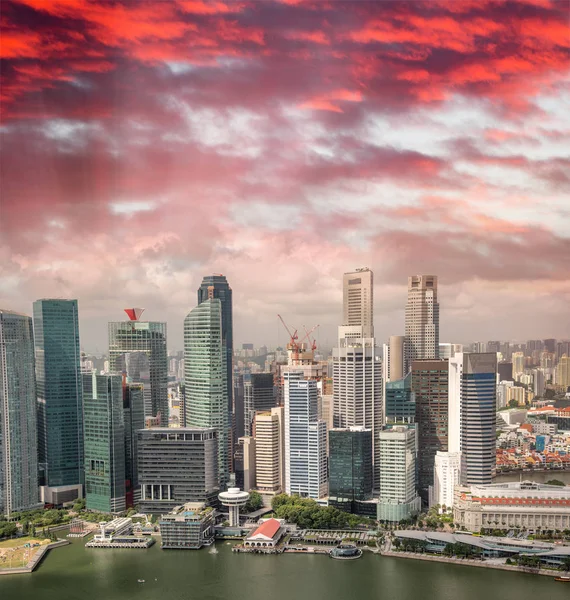 Aerial skyline of downtown skyscrapers in Singapore at sunset — Stock Photo, Image