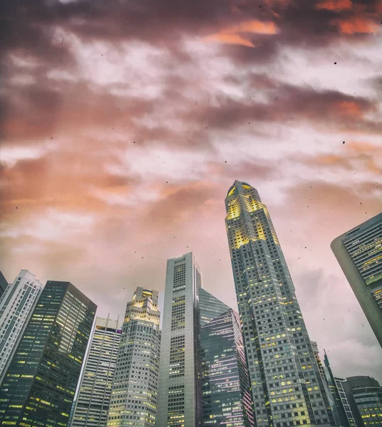 Singapurs Skyline in der Marina Bay bei Sonnenuntergang — Stockfoto