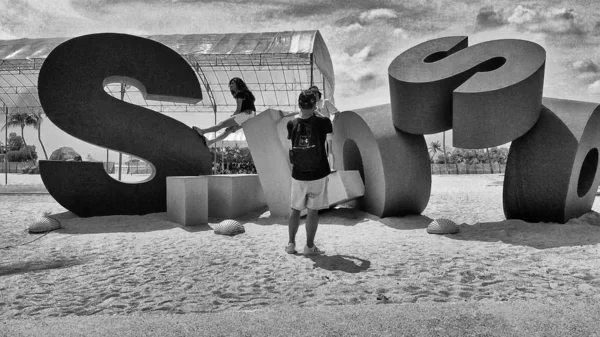SENTOSA, SINGAPORE - ΙΑΝΟΥΑΡΙΟΣ 2020: Τουριστικός στην είσοδο της παραλίας — Φωτογραφία Αρχείου