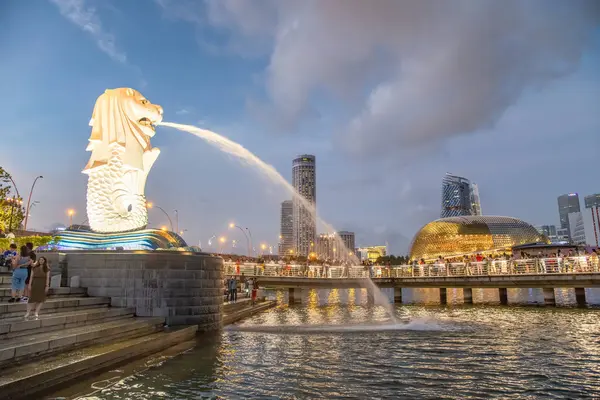 SINGAPORE - STYCZEŃ 3, 2020: Merlion zabytków i drapaczy chmur miasta — Zdjęcie stockowe