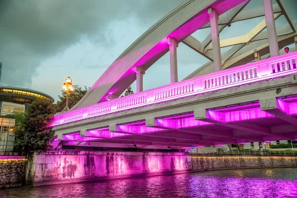 Hermoso puente de colores en Singapur por la noche — Foto de Stock