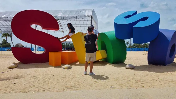 SENTOSA, SINGAPOUR - JANVIER 2020 : Panneau d'entrée de la plage — Photo