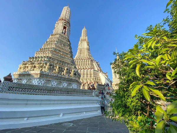 BANGKOK - DÉCEMBRE 2019 : Wat Arun against a beautiful blue sky, — Photo