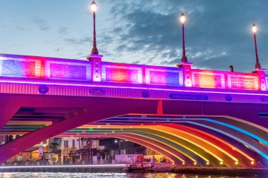 Bir yolcu teknesinden gün batımında Melaka nehir manzarası. Malacca Riv