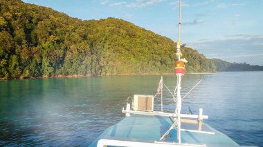 Tayland 'daki mercan kayalıkları. Gün batımında Surin Adaları, hava manzarası