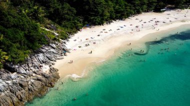 İHA 'dan görüldüğü gibi tropik plaj.,