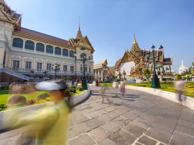 Bangkok 'taki Grand Palace' ı gezen turistlerin görüntüsü bulanık