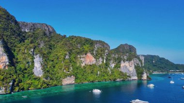 Phi Phi Don 'un güzel kıyıları güneşli bir günde, Tayland