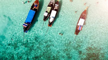 Tayland 'da Lon Tail Tahta Tekneleri, havadan aşağıya doğru görüş