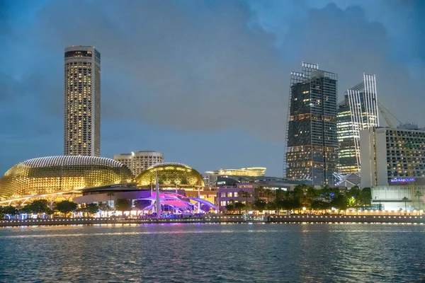 SINGAPORE - JANEIRO 3, 2020: Arranha-céus da cidade à noite com beau — Fotografia de Stock