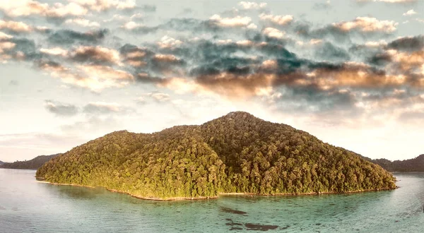 Τα νησιά Σουρίν, Ταϊλάνδη. Αεροφωτογραφία από drone το σούρουπο — Φωτογραφία Αρχείου