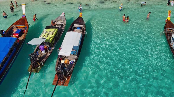 Luftaufnahme von Long Tail Boats, bunten Holzbooten über Thai — Stockfoto