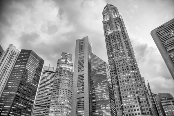 Skyline notturno di Singapore. Edifici lungo la zona di Marina Bay — Foto Stock