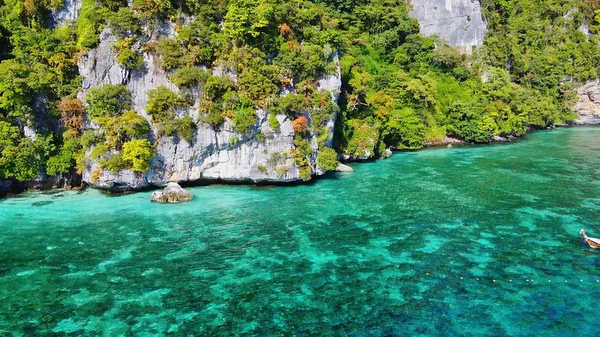 Belle côte de Phi Phi Don par une journée ensoleillée, Thaïlande — Photo