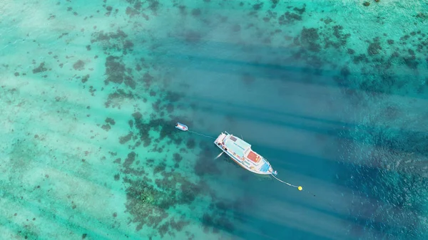 Boat anchored on the coral reef, aerial view from drone — Stock Photo, Image