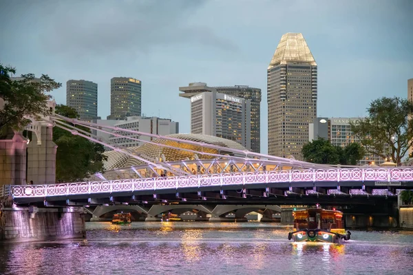 SINGAPORE - STYCZEŃ 3, 2020: Singapurska panorama o zachodzie słońca — Zdjęcie stockowe
