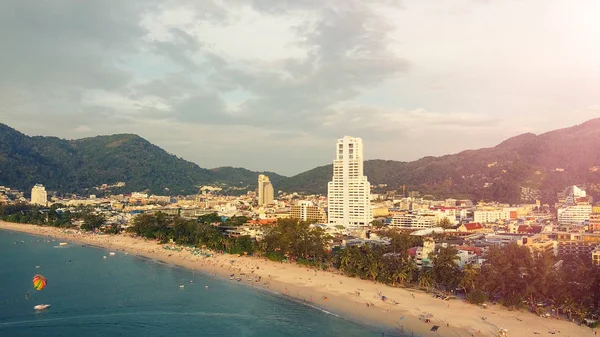 Uitzicht op Patong Beach in Phuket, Thailand — Stockfoto