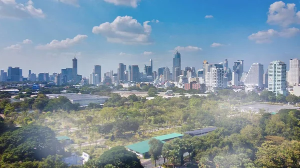 Bangkok horizonte, Tailandia. Vista aérea de los edificios de la ciudad desde Be — Foto de Stock