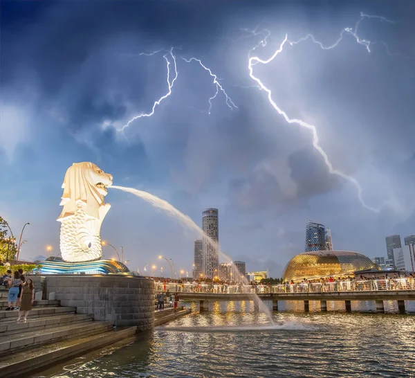 Notte tempestosa sullo skyline di Singapore, fulmini e skyscra della città — Foto Stock