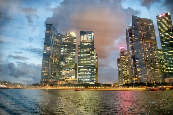 SINGAPORE - 4 ΙΑΝΟΥΑΡΙΟΥ 2020: Νυχτερινός ορίζοντας και κτίρια πόλεων — Φωτογραφία Αρχείου