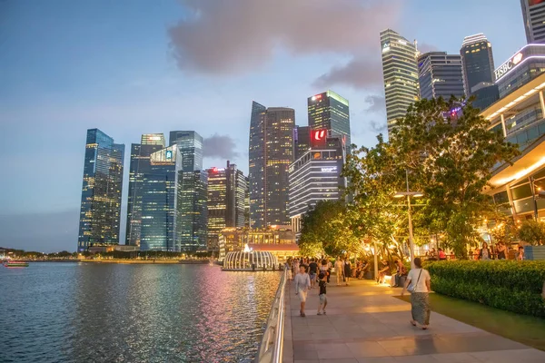 SINGAPORE - JANUARI 3, 2020: Toeristen lopen langs Marina Bay op s — Stockfoto