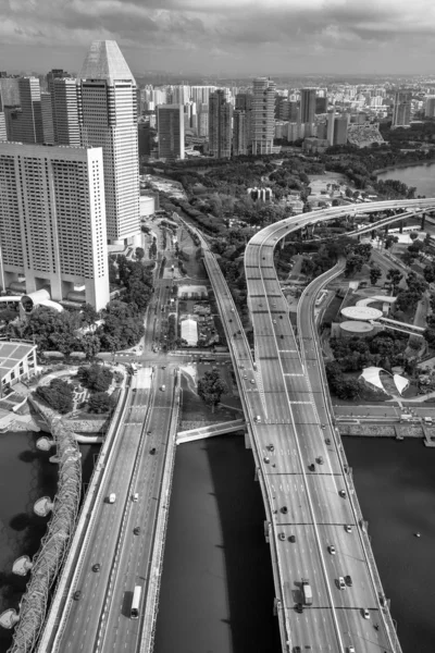 Esquema aéreo de rascacielos del centro de la ciudad y de las principales carreteras intersecti. —  Fotos de Stock