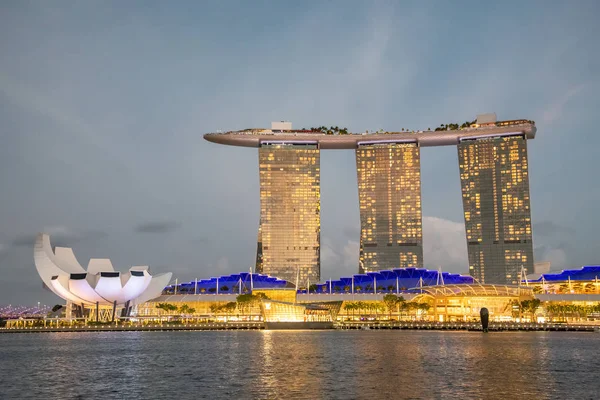 SINGAPORE - JANUARY 3, 2020：Marina Bay Sands towers and to — 图库照片