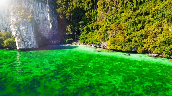 Monkey beach panoramische luftaufnahme in phi phi don, thailand — Stockfoto