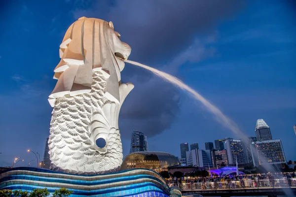 SINGAPORE - Június 3, 2020: Merlion mérföldkő és városi felhőkarcoló — Stock Fotó