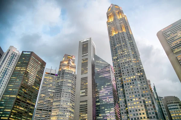 SINGAPORE - JANEIRO 3, 2020: Arranha-céus da cidade à noite com beau — Fotografia de Stock