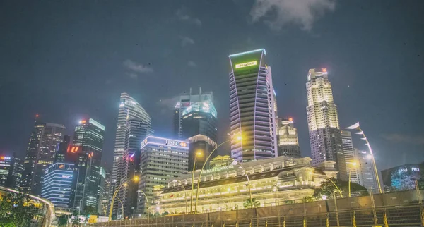 SINGAPORE - JANUARY 3, 2020: City skyscrapers at night with beau — Stock Photo, Image