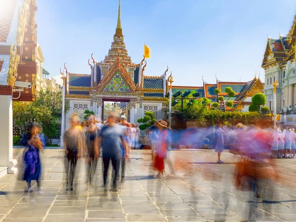 Vista offuscata dei turisti in movimento in visita al Grand Palace di Bangkok — Foto Stock