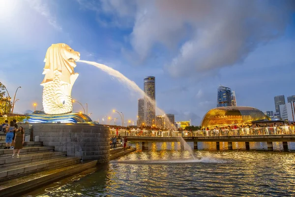 Merlion Singapore es el símbolo de la ciudad, situado en la zona de Marina Bay. — Foto de Stock