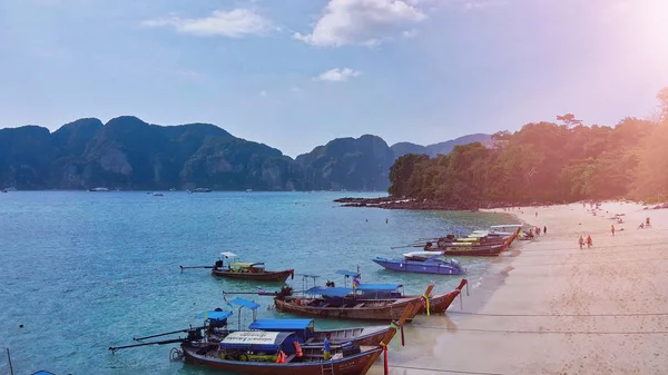 Tailandia barco de cola larga y velocidad thai en la playa de Phuket, beautifu. — Foto de Stock