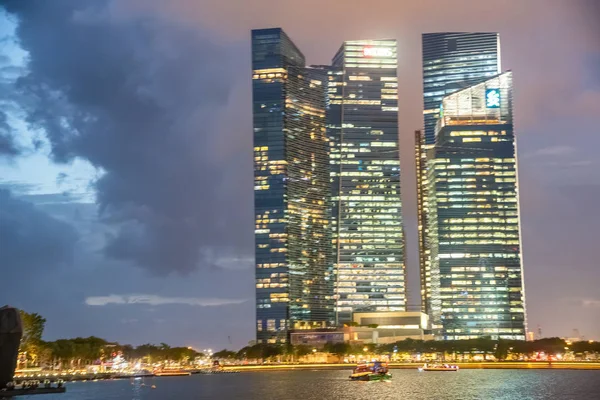 SINGAPORE - JANUARI 3, 2020: Singapore skyline bij zonsondergang — Stockfoto