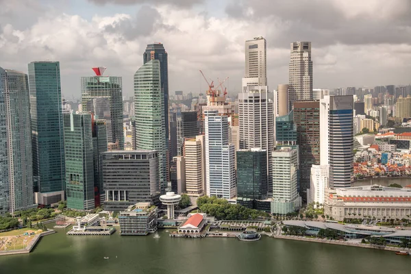 Aerial skyline of downtown skyscrapers in Singapore — Stock Photo, Image