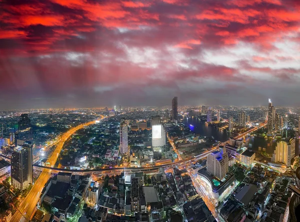 Vue aérienne du coucher du soleil sur la ligne d'horizon de Bangkok, Thaïlande — Photo