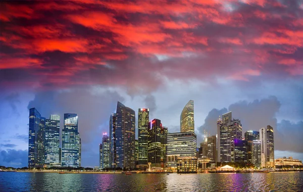 Skyline de Cingapura em Marina Bay ao pôr do sol — Fotografia de Stock