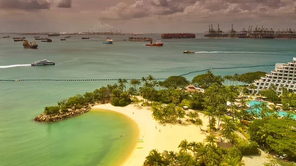 Вид с воздуха на пляж Силосо на острове Сентоса в Сингапуре — стоковое фото