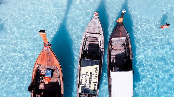 Повітряний вид довгих хвостових човнів, барвисті дерев'яні човни над тайською — стокове фото