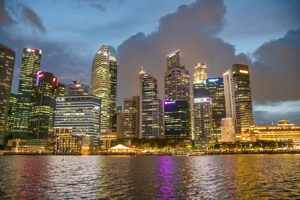 SINGAPORE - GENNAIO 3, 2020: Grattacieli della città di notte con il beau — Foto Stock